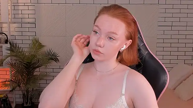 foxyMistrees online show from 12.15.24