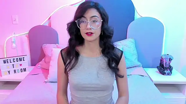 SophieGomez22 online show from 01.28.25