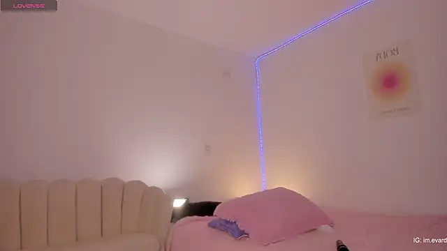 Snapshot of LittleSofia_ chatting on 02.12.25 LittleSofia online show from 02.12.25