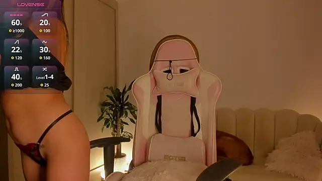 Snapshot of LittleSofia_ chatting on 10.10.25 LittleSofia online show from 10.10.25