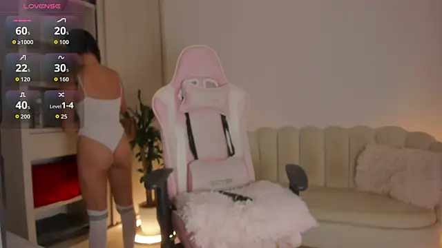 Snapshot of LittleSofia_ chatting on 10.18.25 LittleSofia online show from 10.18.25