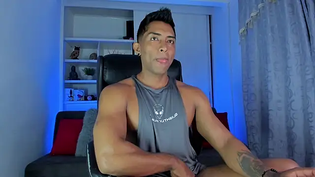 Snapshot of Couple_muscle1 chatting on 12.12.24 Couple muscle1 online show from 12.12.24