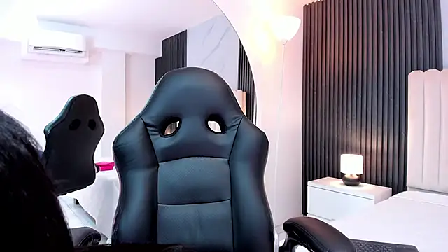 Madiee Rhea online show from 02.03.26