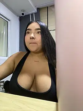 Snapshot of little_lissiee chatting on 10.08.25 little lissiee online show from 10.08.25