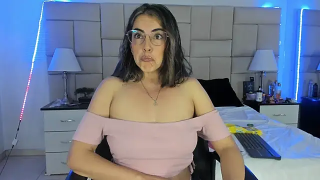 Snapshot of IsisLoveyes_ chatting on 01.02.25 IsisLoveyes online show from 01.02.25