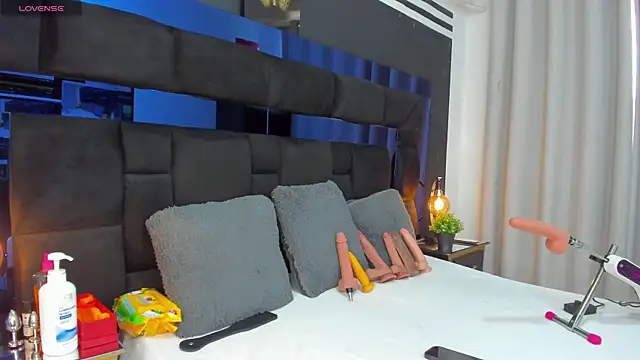 Snapshot of CahitlinBell chatting on 12.11.24 CahitlinBell online show from 12.11.24