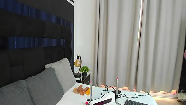 Snapshot of CahitlinBell chatting on 12.13.24 CahitlinBell online show from 12.13.24