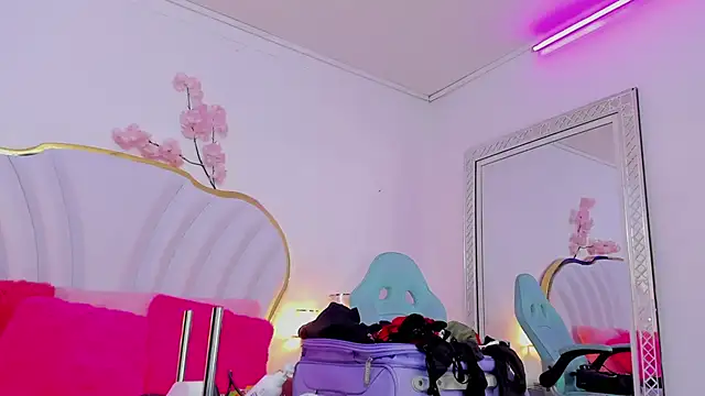 Snapshot of CahitlinBell chatting on 02.07.25 CahitlinBell online show from 02.07.25