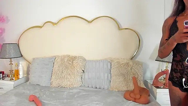 Snapshot of CahitlinBell chatting on 10.16.25 CahitlinBell online show from 10.16.25