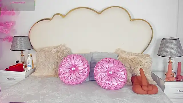 Snapshot of CahitlinBell chatting on 10.21.25 CahitlinBell online show from 10.21.25