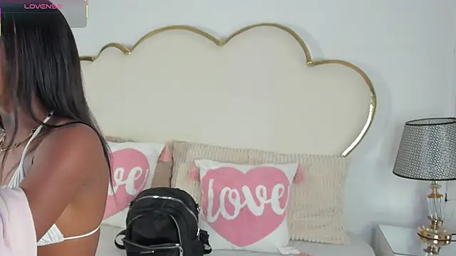 Snapshot of CahitlinBell chatting on 10.24.25 CahitlinBell online show from 10.24.25