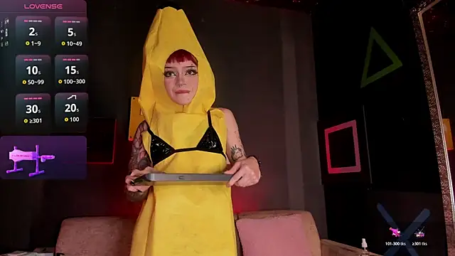 Snapshot of Elettra_Rou chatting on 11.08.25 Elettra Rou online show from 11.08.25