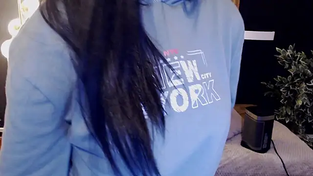 Snapshot of dafne_bss chatting on 03.18.25 dafne bss online show from 03.18.25