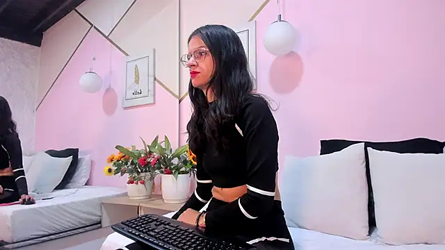 Snapshot of maye_wells chatting on 12.24.24 maye wells online show from 12.24.24