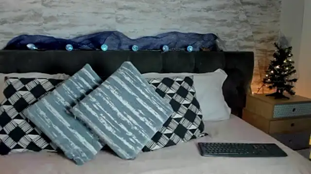 Anneth  M online show from 12.18.25