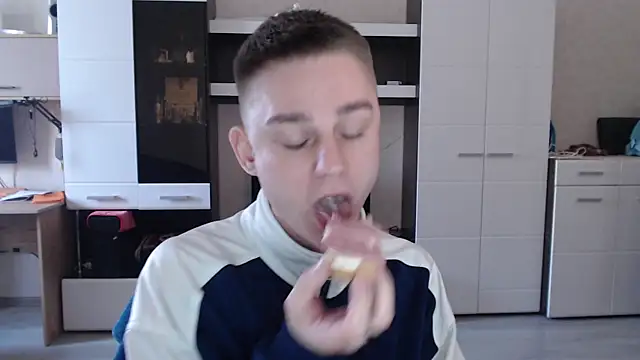 Snapshot of angryzan chatting on 01.14.25 angryzan online show from 01.14.25