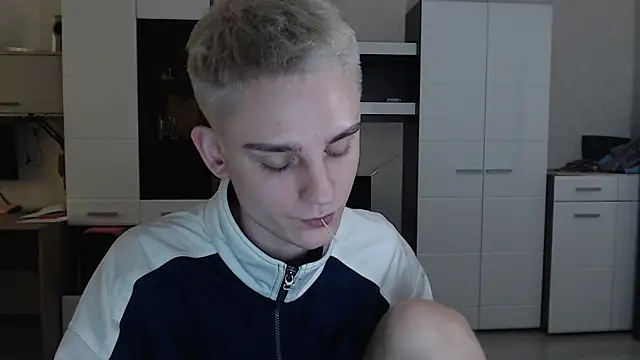 Snapshot of angryzan chatting on 02.14.25 angryzan online show from 02.14.25