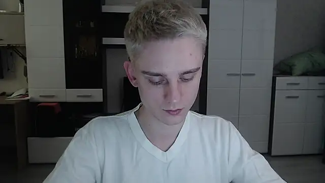 Snapshot of angryzan chatting on 02.21.25 angryzan online show from 02.21.25