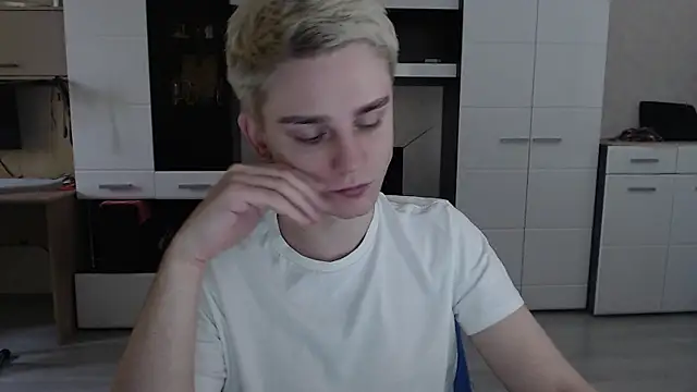 Snapshot of angryzan chatting on 03.17.25 angryzan online show from 03.17.25