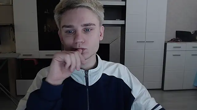 Snapshot of angryzan chatting on 03.18.25 angryzan online show from 03.18.25