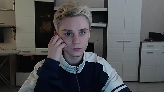 Snapshot of angryzan chatting on 03.18.25 angryzan online show from 03.18.25