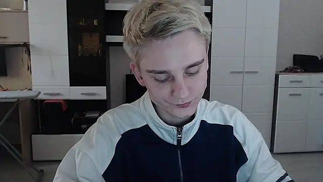 Snapshot of angryzan chatting on 03.18.25 angryzan online show from 03.18.25