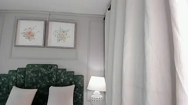 Snapshot of ana_beckett chatting on 12.22.25 ana beckett online show from 12.22.25