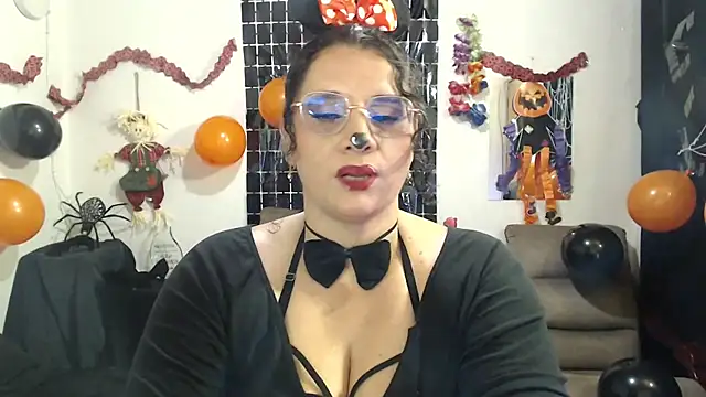 Snapshot of Aleja_Gonzales chatting on 10.30.25 Aleja Gonzales online show from 10.30.25