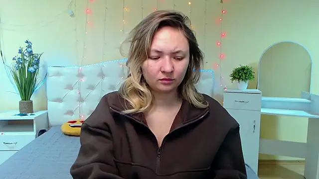 Snapshot of SallyVerda chatting on 01.18.25 SallyVerda online show from 01.18.25