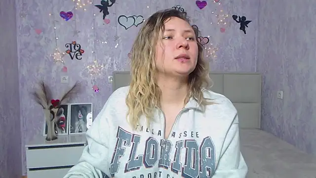 Snapshot of SallyVerda chatting on 02.19.25 SallyVerda online show from 02.19.25