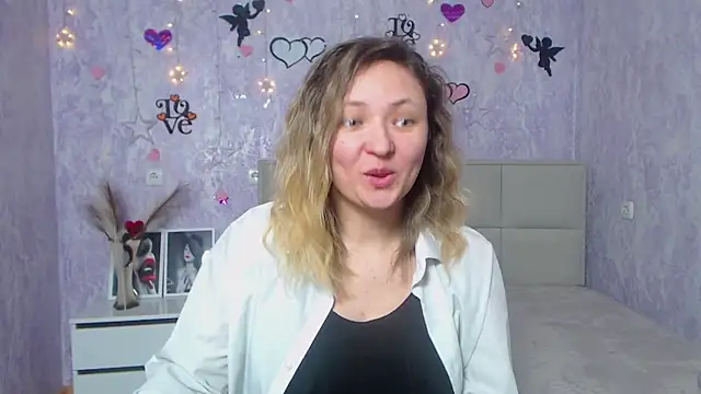 Snapshot of SallyVerda chatting on 02.19.25 SallyVerda online show from 02.19.25