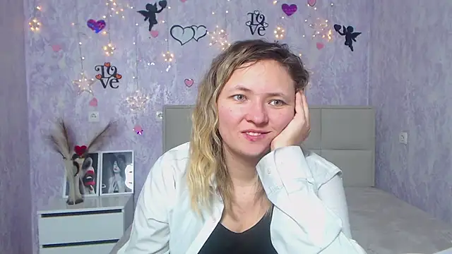 Snapshot of SallyVerda chatting on 02.20.25 SallyVerda online show from 02.20.25