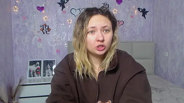 Snapshot of SallyVerda chatting on 02.21.25 SallyVerda online show from 02.21.25