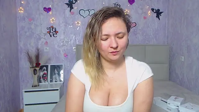 Snapshot of SallyVerda chatting on 02.22.25 SallyVerda online show from 02.22.25