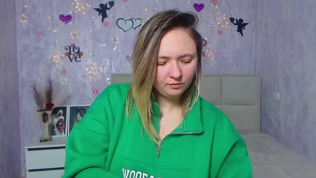 Snapshot of SallyVerda chatting on 02.24.25 SallyVerda online show from 02.24.25