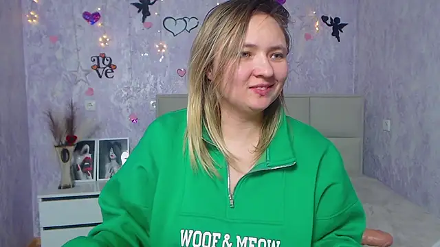 Snapshot of SallyVerda chatting on 02.25.25 SallyVerda online show from 02.25.25