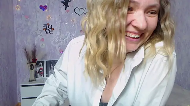 Snapshot of SallyVerda chatting on 02.27.25 SallyVerda online show from 02.27.25