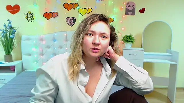 Snapshot of SallyVerda chatting on 02.28.25 SallyVerda online show from 02.28.25