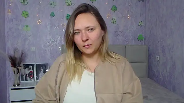 Snapshot of SallyVerda chatting on 03.16.25 SallyVerda online show from 03.16.25