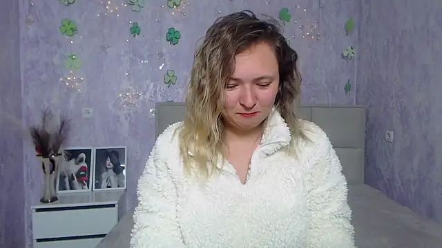 Snapshot of SallyVerda chatting on 03.18.25 SallyVerda online show from 03.18.25