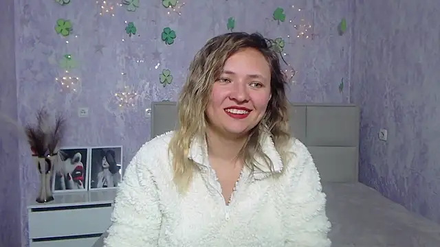 Snapshot of SallyVerda chatting on 03.19.25 SallyVerda online show from 03.19.25