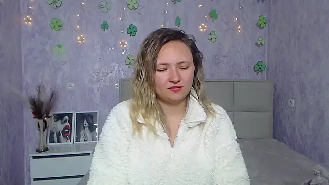 Snapshot of SallyVerda chatting on 03.19.25 SallyVerda online show from 03.19.25