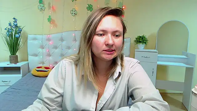 Snapshot of SallyVerda chatting on 03.22.25 SallyVerda online show from 03.22.25
