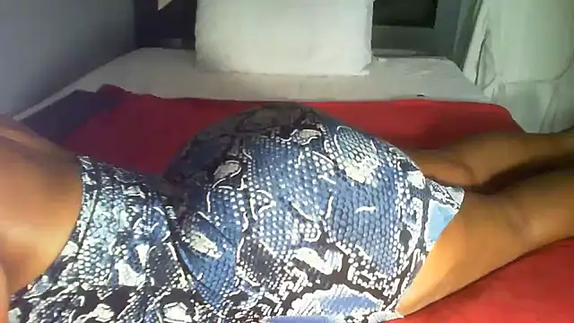 Snapshot of Esona5 chatting on 10.29.25 Esona5 online show from 10.29.25