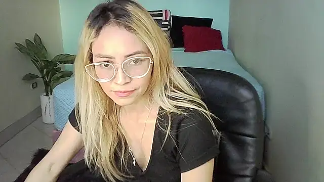 JuliaMack online show from 02.26.25