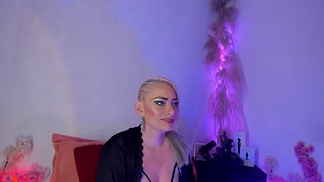 Snapshot of Jeanineescott chatting on 12.17.24 Jeanineescott online show from 12.17.24