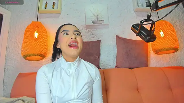 Snapshot of emiily_s chatting on 09.11.25 emiily s online show from 09.11.25