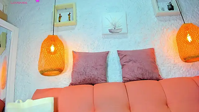 Snapshot of emiily_s chatting on 10.03.25 emiily s online show from 10.03.25