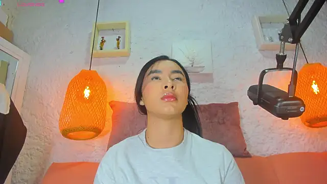 Snapshot of emiily_s chatting on 10.04.25 emiily s online show from 10.04.25