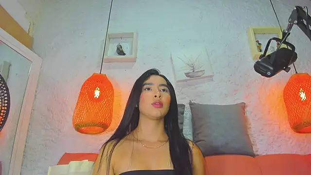 Snapshot of emiily_s chatting on 10.25.25 emiily s online show from 10.25.25